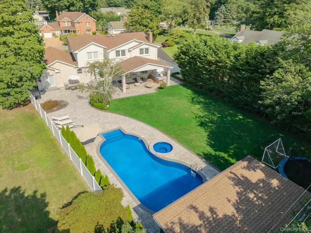 20 Mc Cue Lane Babylon, NY 11702