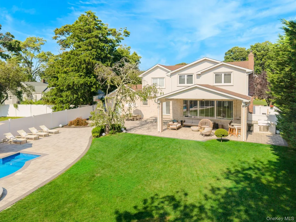 20 Mc Cue Lane Babylon, NY 11702