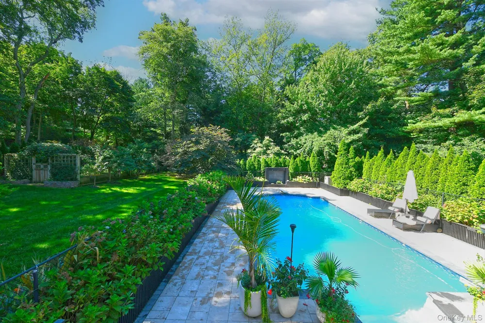 19 Sparrow Lane Huntington, NY 11743
