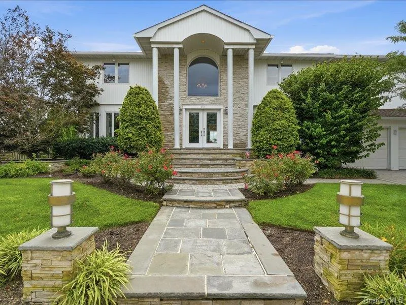 211 Whitewood Drive Massapequa Park, NY 11762