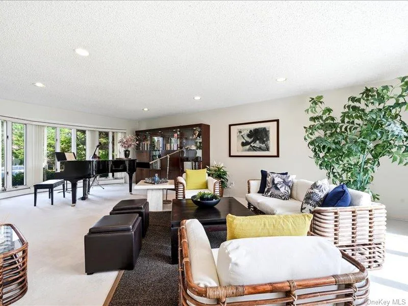 211 Whitewood Drive Massapequa Park, NY 11762