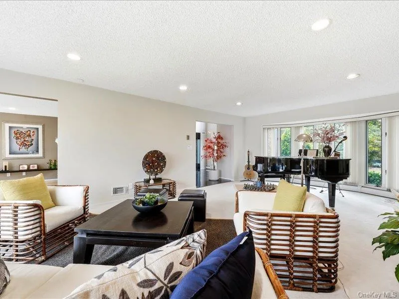 211 Whitewood Drive Massapequa Park, NY 11762