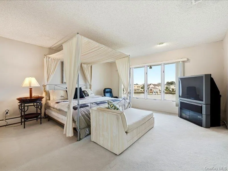 211 Whitewood Drive Massapequa Park, NY 11762