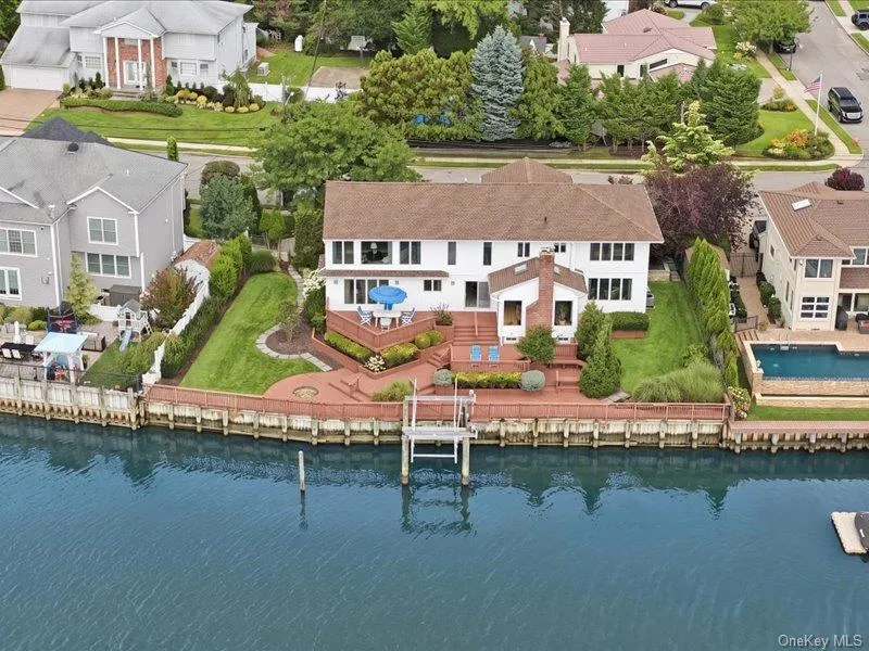 211 Whitewood Drive Massapequa Park, NY 11762