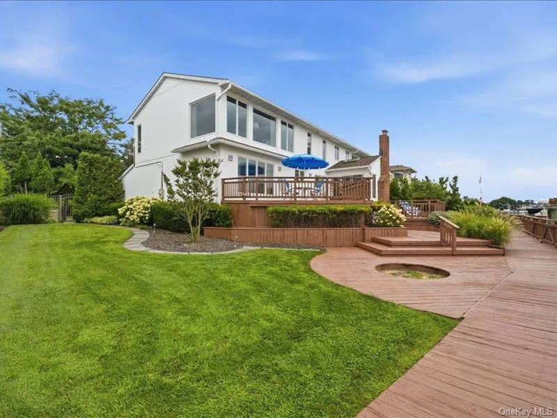211 Whitewood Drive Massapequa Park, NY 11762