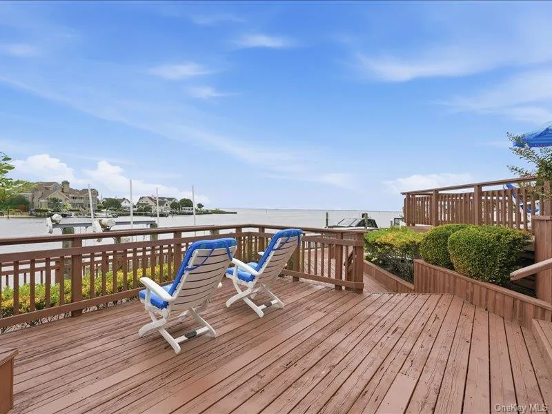211 Whitewood Drive Massapequa Park, NY 11762
