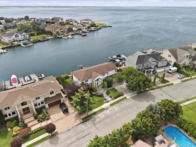 211 Whitewood Drive Massapequa Park, NY 11762