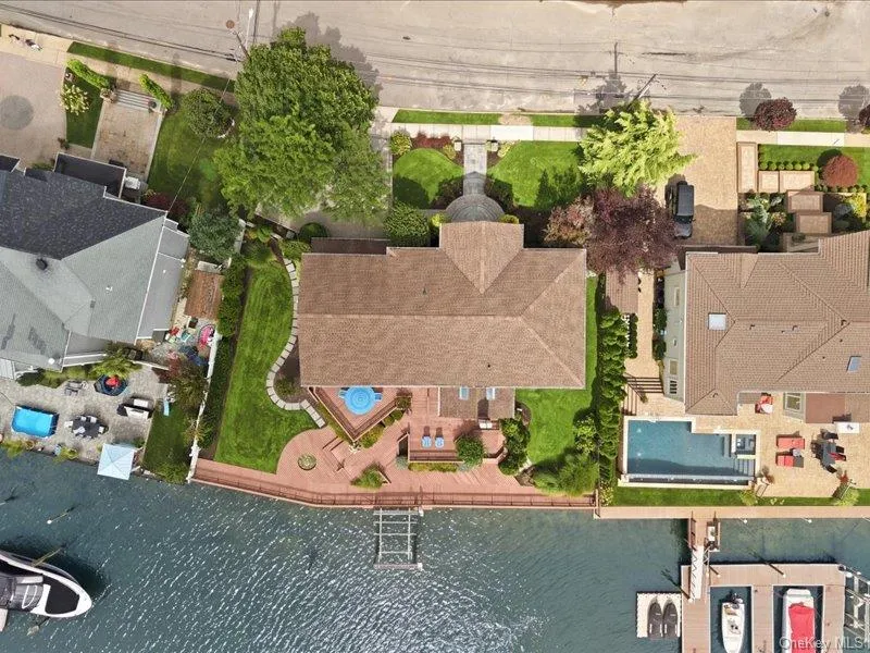 211 Whitewood Drive Massapequa Park, NY 11762