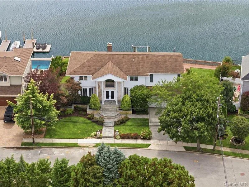 211 Whitewood Drive Massapequa Park, NY 11762