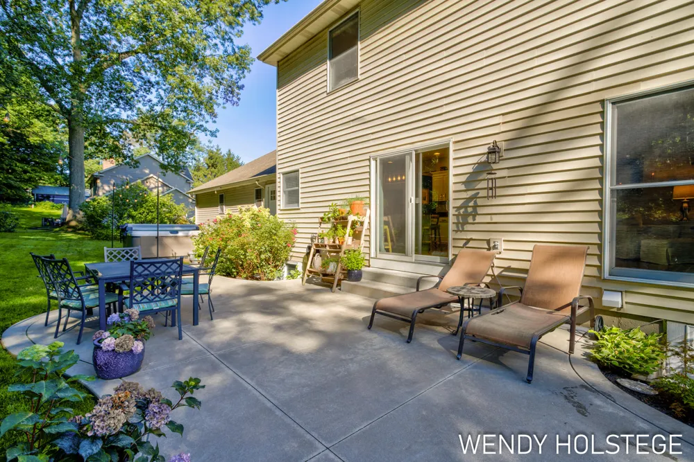 2066 Woodlark Drive Holland, MI 49424