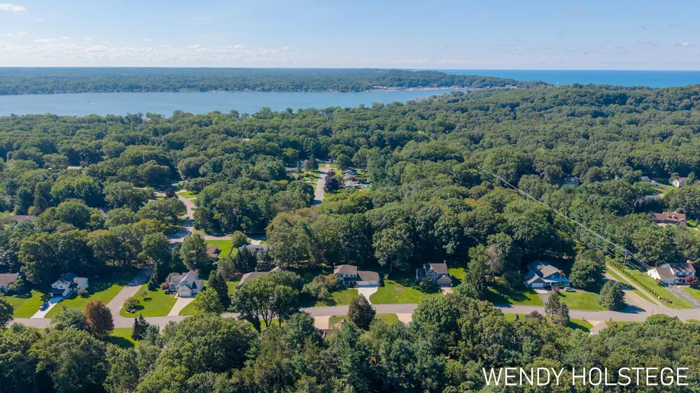 2066 Woodlark Drive Holland, MI 49424