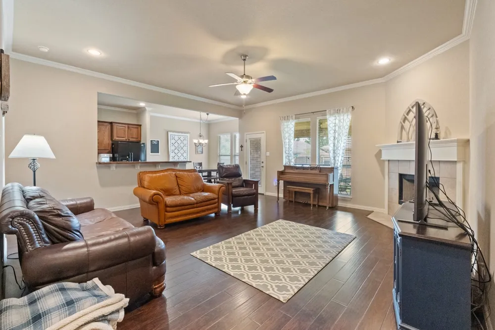 609 Jeffdale Drive Burleson, TX 76028