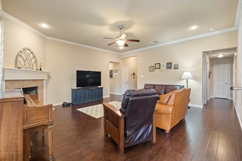 609 Jeffdale Drive Burleson, TX 76028