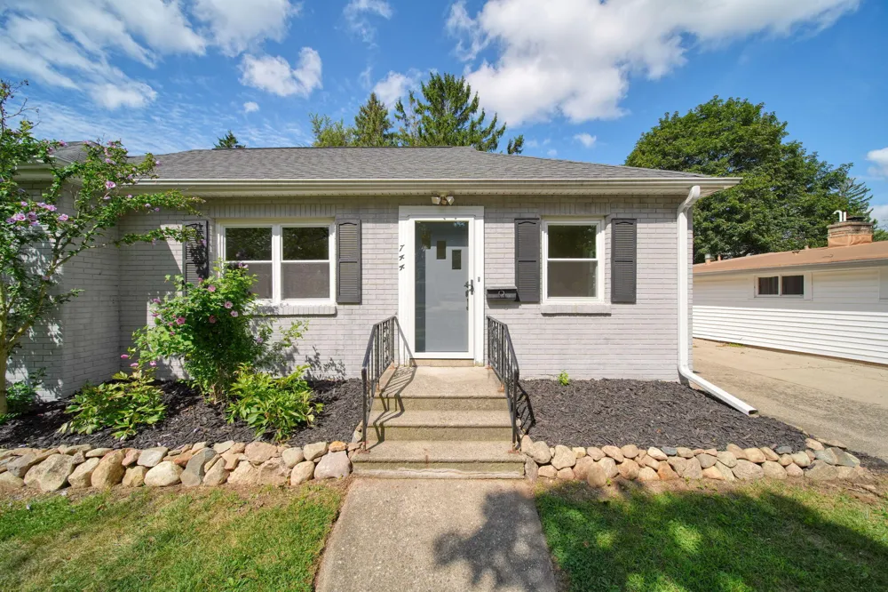 744 Briarcliff Road Jackson, MI 49203