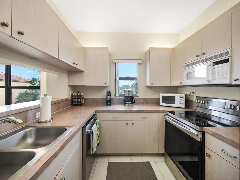 200 UNO LAGO DRIVE #405 Juno Beach, FL 33408