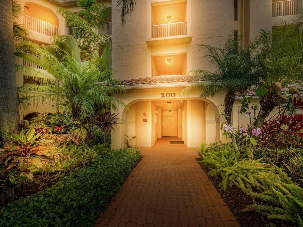 200 UNO LAGO DRIVE #405 Juno Beach, FL 33408