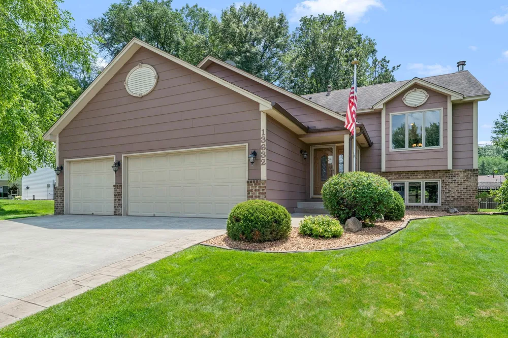13632 Bryant Place S Burnsville, MN 55337