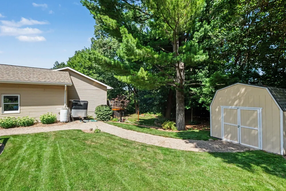 5880 Edajean Ridge Drive NE Comstock Park, MI 49321