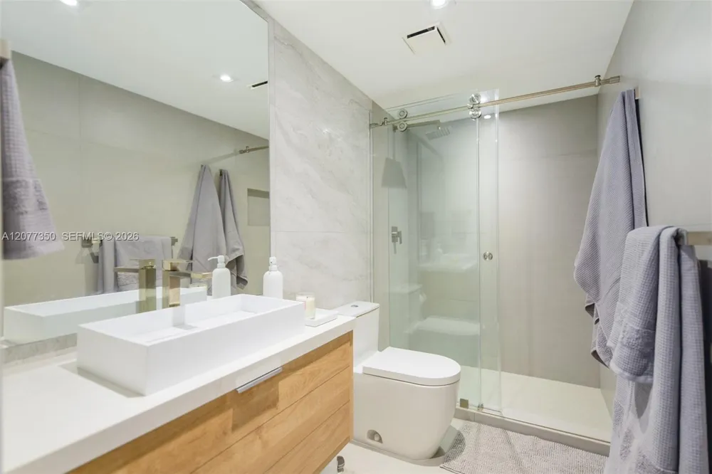 1121 Crandon Blvd #E702 Key Biscayne, FL 33149