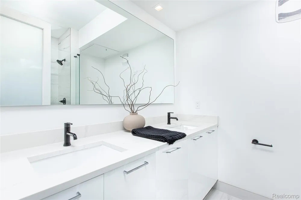 533 E Harrison Avenue #36 Royal Oak City, MI 48067