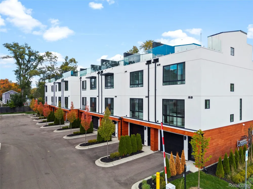 533 E Harrison Avenue #36 Royal Oak City, MI 48067