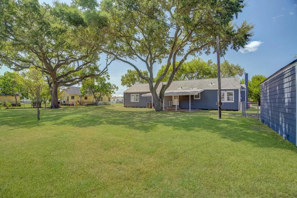 1114 W 5th Street Freeport, TX 77541