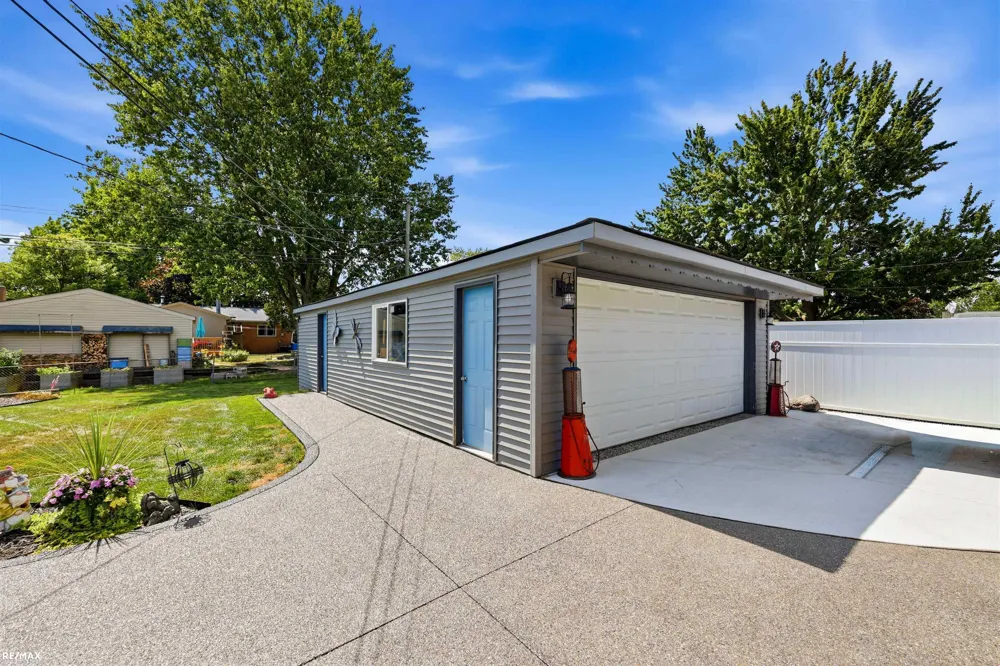 18016 Fairwood Drive Clinton Charter Township, MI 48035