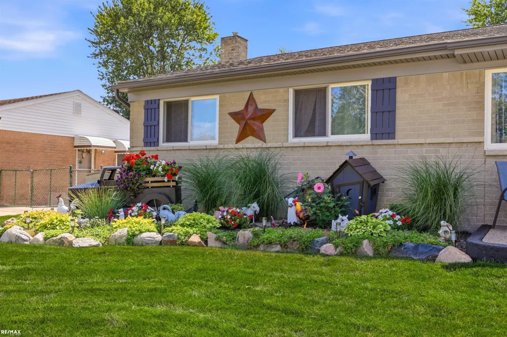 18016 Fairwood Drive Clinton Charter Township, MI 48035