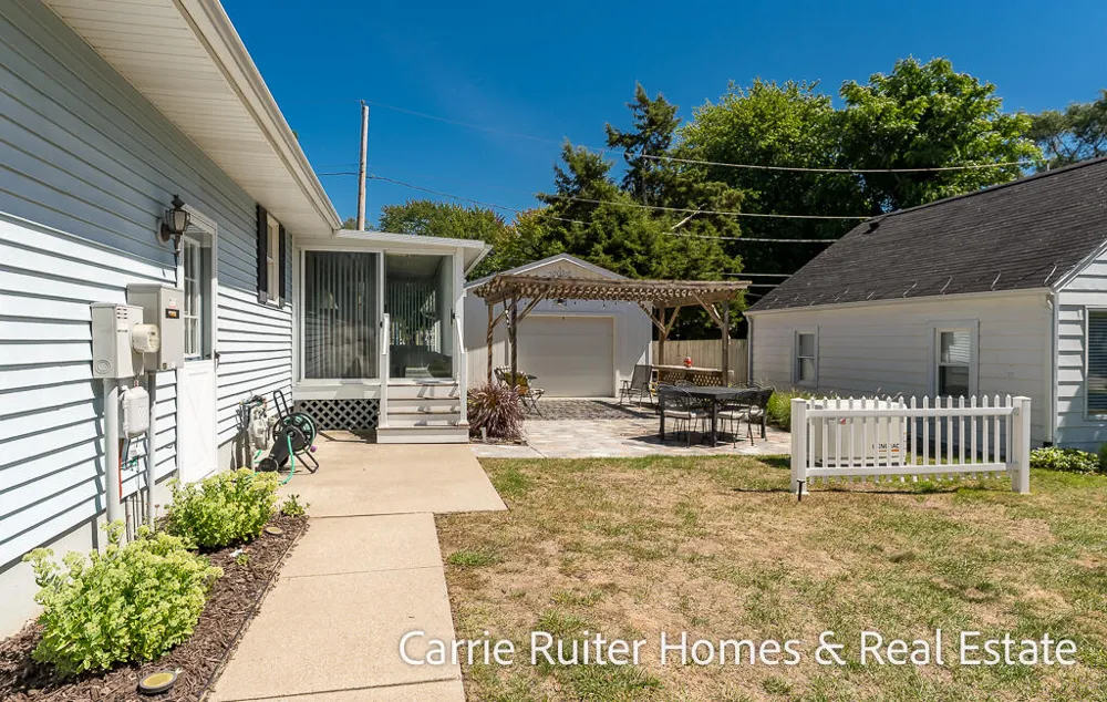 17232 W Spring Lake Road Ferrysburg City, MI 49456