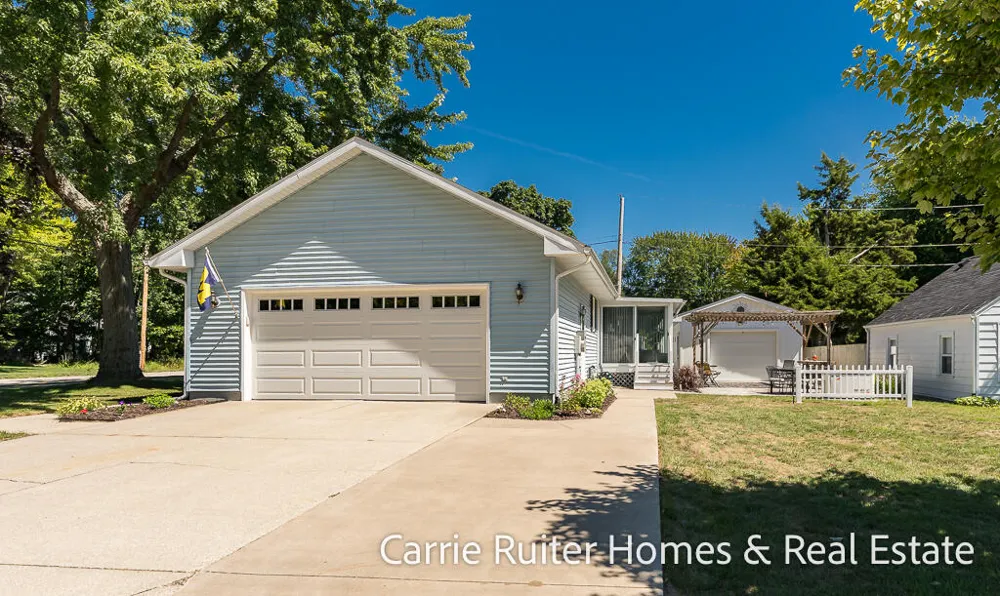 17232 W Spring Lake Road Ferrysburg City, MI 49456