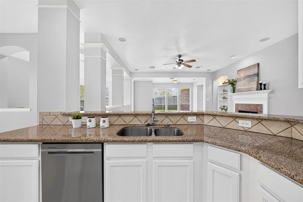 3146 Autumnjoy Drive Pearland, TX 77584