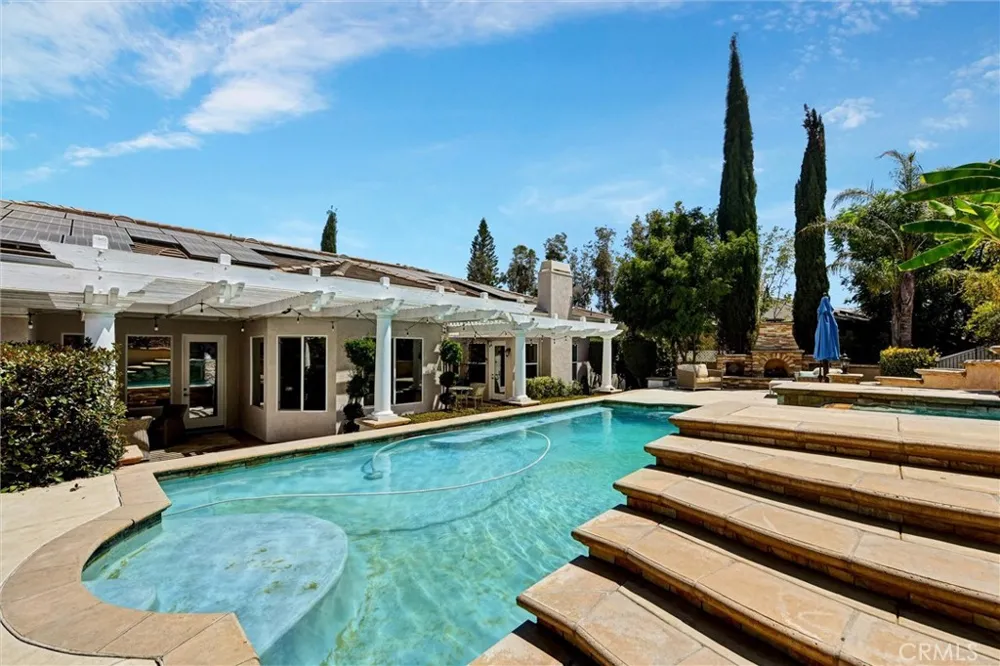 1660 Alamitos Corona, CA 92881