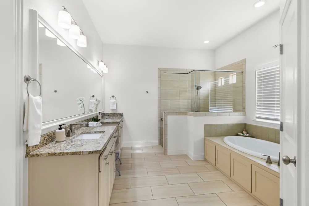 10909 Chriswood Drive Crowley, TX 76036