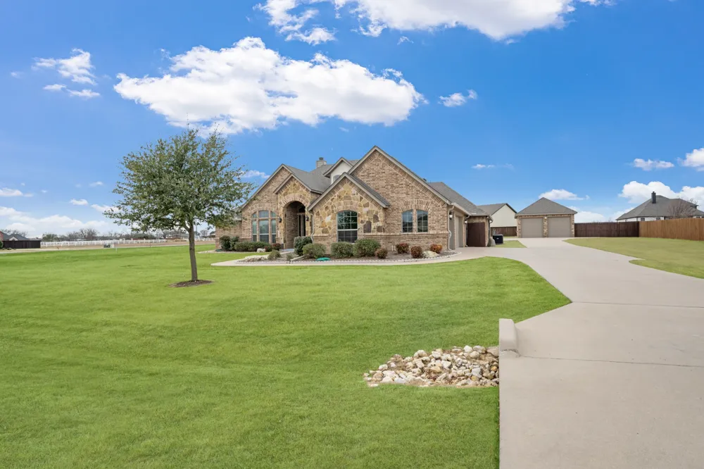 10909 Chriswood Drive Crowley, TX 76036