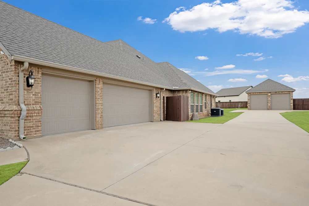 10909 Chriswood Drive Crowley, TX 76036