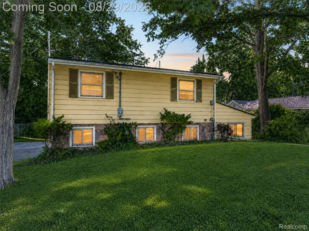 3216 Warren Drive Waterford Charter Township, MI 48329