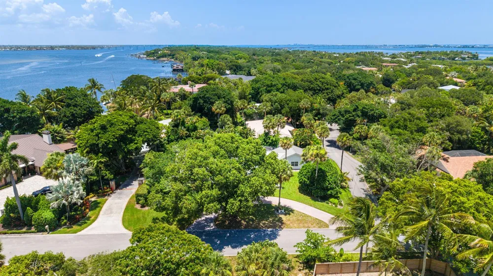 15 W HIGH POINT ROAD Sewalls Point, FL 34996