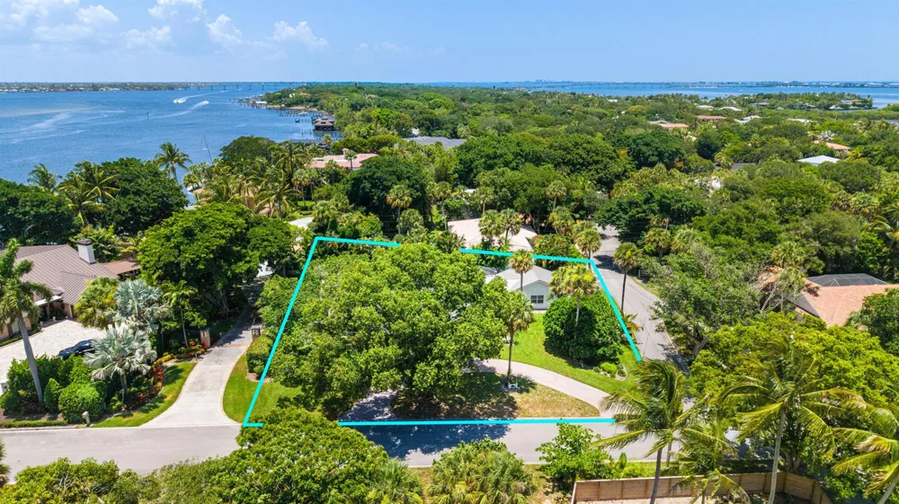 15 W HIGH POINT ROAD Sewalls Point, FL 34996