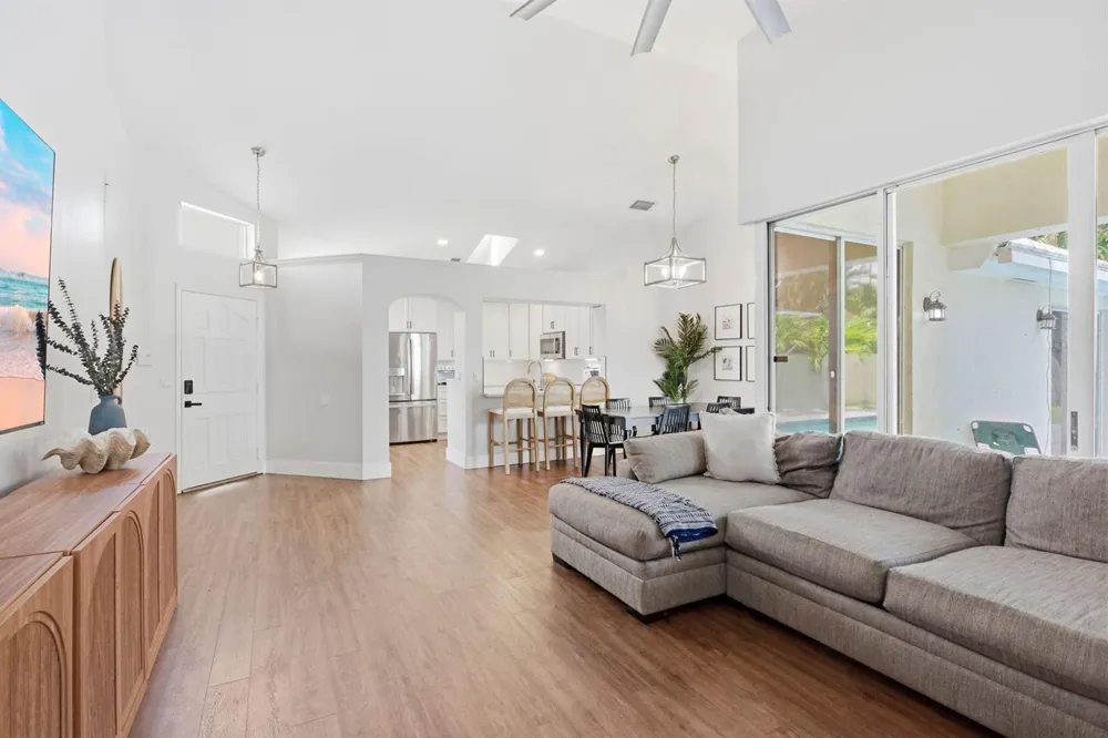 944 Dickens Place West Palm Beach, FL 33411