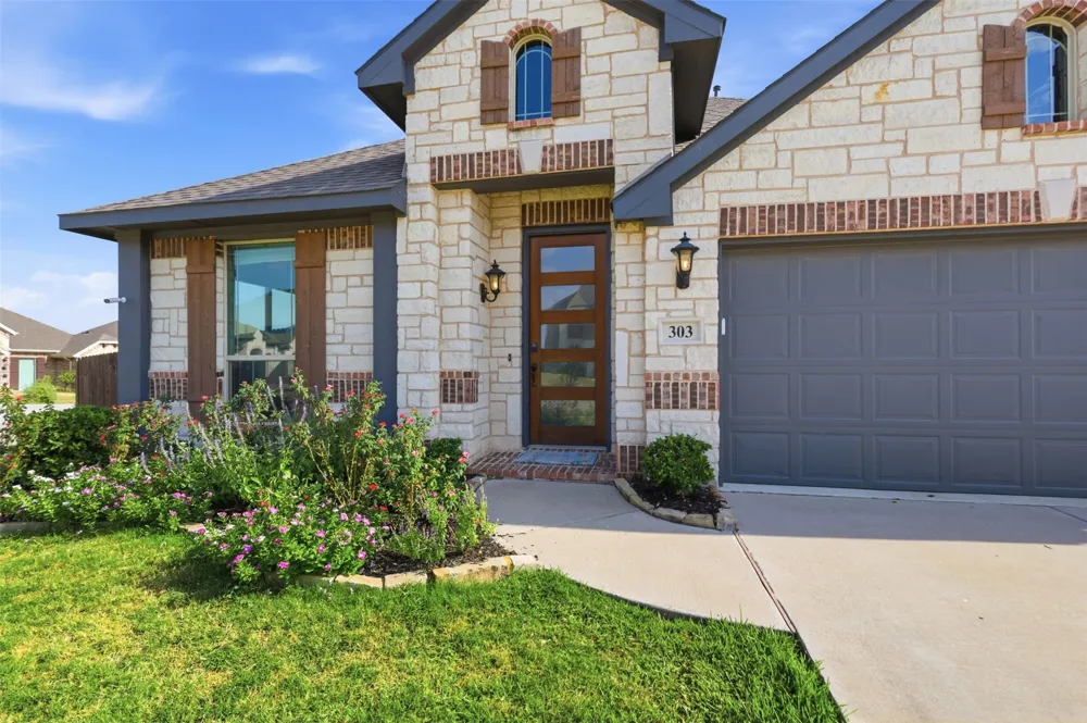 303 Pineview Lane Ponder, TX 76259