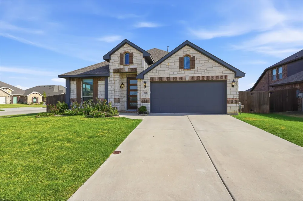 303 Pineview Lane Ponder, TX 76259