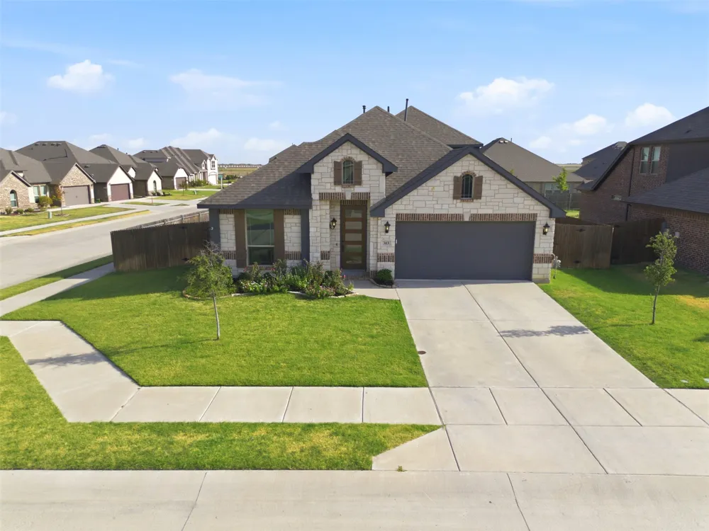 303 Pineview Lane Ponder, TX 76259