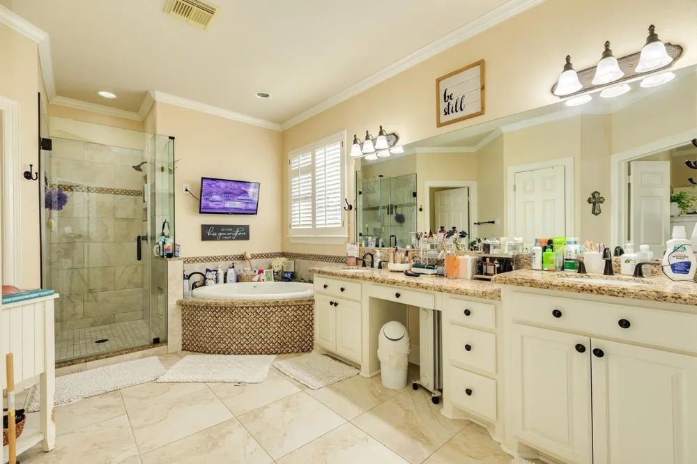 204 Arrowhead Drive Lake Jackson, TX 77566