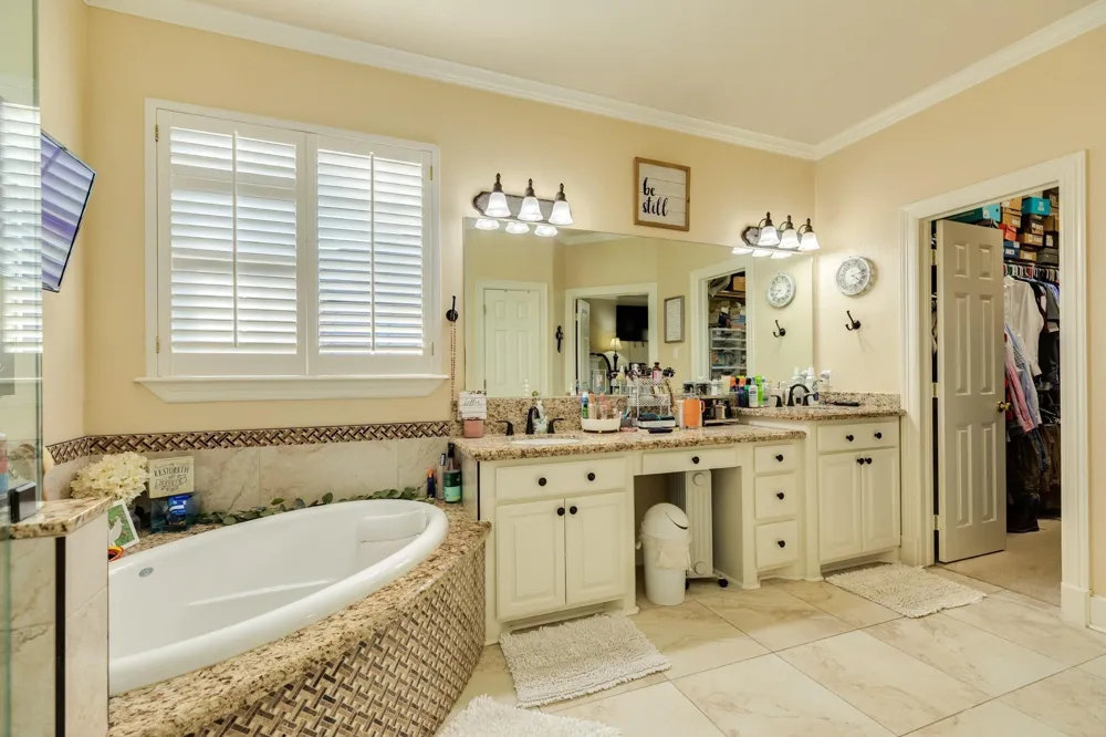204 Arrowhead Drive Lake Jackson, TX 77566