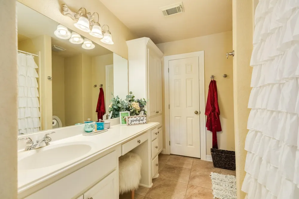 204 Arrowhead Drive Lake Jackson, TX 77566