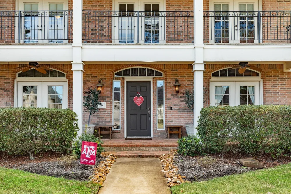 204 Arrowhead Drive Lake Jackson, TX 77566