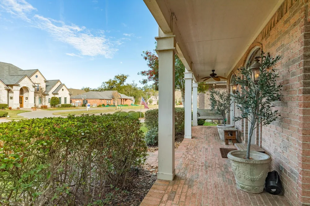 204 Arrowhead Drive Lake Jackson, TX 77566