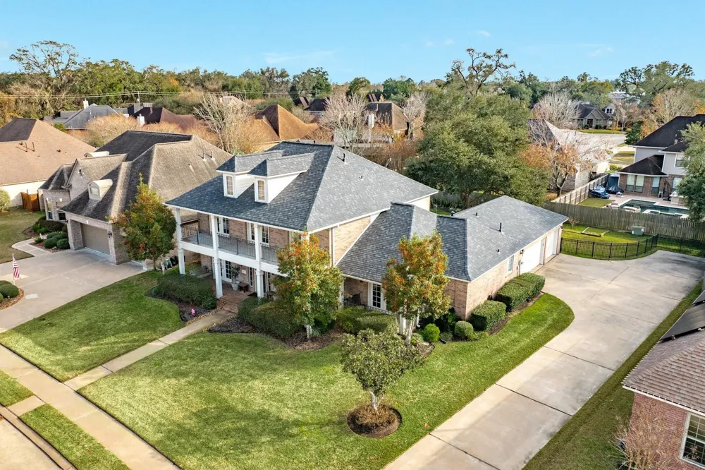204 Arrowhead Drive Lake Jackson, TX 77566