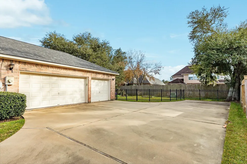 204 Arrowhead Drive Lake Jackson, TX 77566