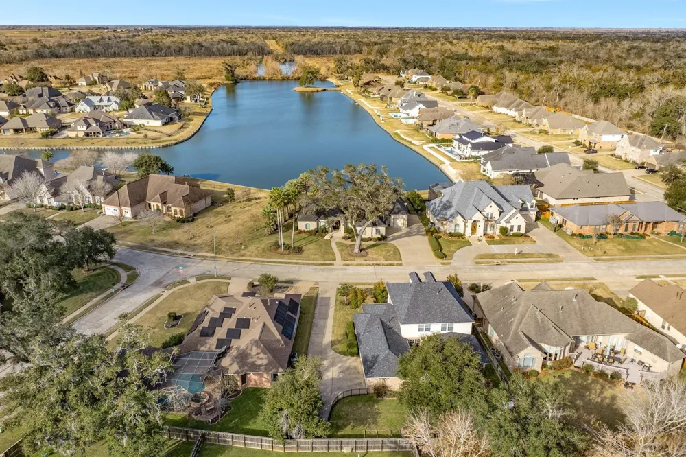204 Arrowhead Drive Lake Jackson, TX 77566